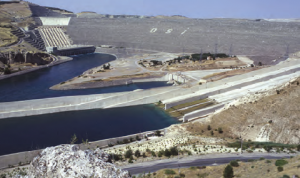 Fofoğraf 1.1.7 İnsanlar, barajlar sayesinde su baskınlarını önleyebilmektedirler (Atatürk Barajı).