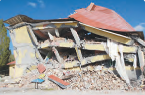Fotoğraf 1.15 Depremler, bazen can ve mal kayıplarına neden olur.
