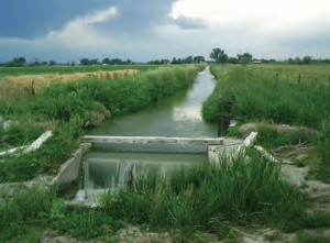 Fotoğraf 1.24 Sulama kanalları, su döngüsüne müdahale yöntemlerinden biridir.