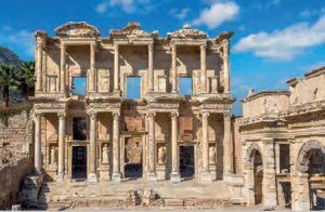 Fotoğraf 3.10 İyonya yerleşim birimlerinden biri olan Efes antik kenti kalıntılarından bir görünüm (İzmir)