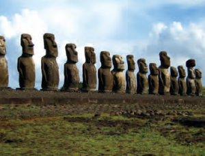 Fotoğraf 3.30 Polinezya heykellerinden bir görünüm