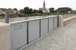 Fotoğraf 4.34 Bazı ülkelerde su baskınını önlemek için akarsu kenarlarına duvarlar yapılmaktadır (Belçika).